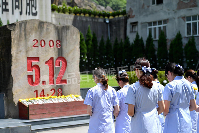 "5.12"除了是护士的节日,还是2008年汶川地震遇难同胞的忌日.